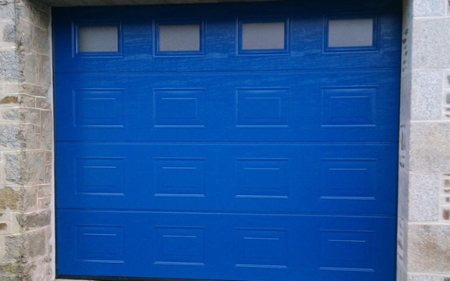 Porte de garage porte de garage bleue à Pontorson
